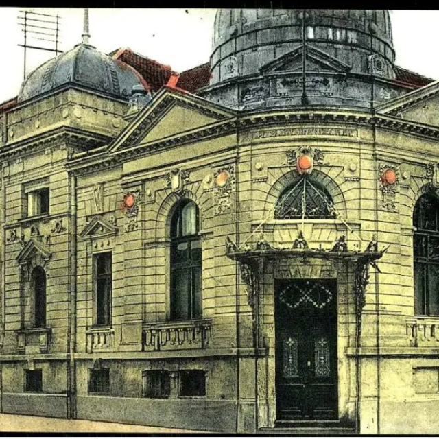 Nearly 120 years old, the former home of the Bóbita Puppet Theatre is now only held together by the Holy Spirit